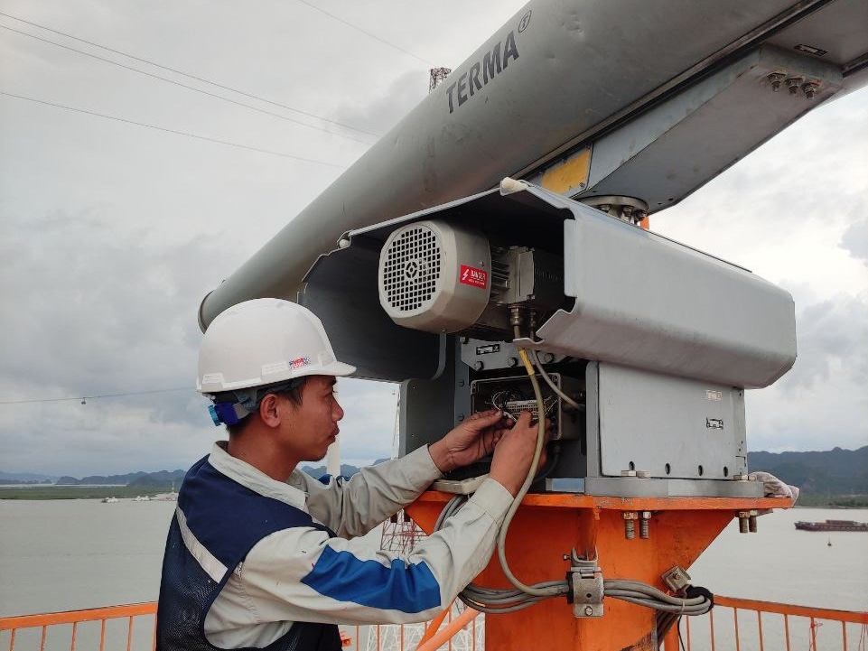 Kỹ sư THMP đấu nối radar giám sát hàng hải tại trạm ven biển