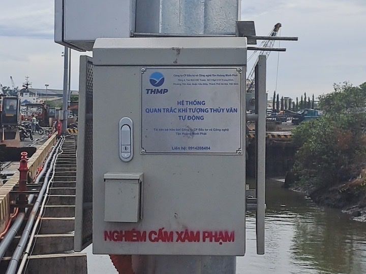 Tủ thiết bị hệ thống quan trắc khí tượng thủy văn tự động mang thương hiệu THMP tại cầu cảng