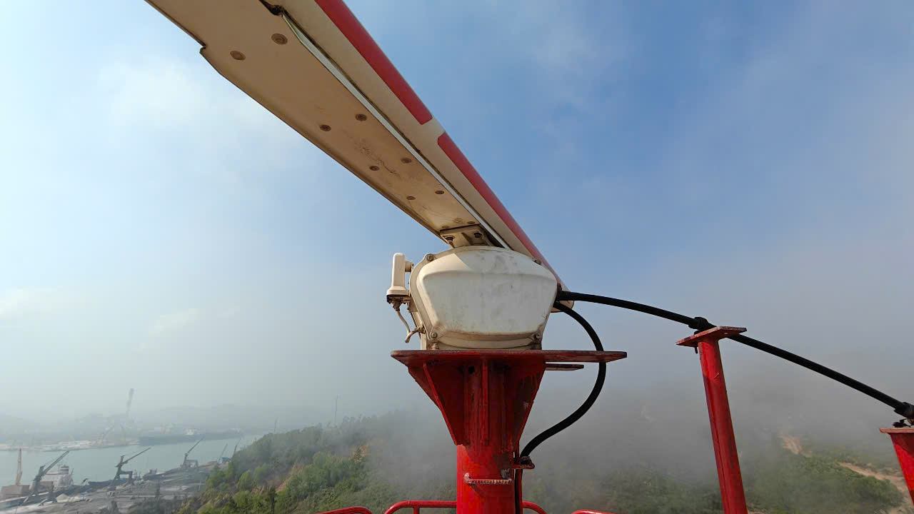 Anten radar và camera trên trạm VTS trong sương sớm