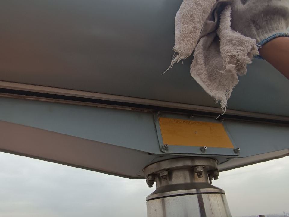 Kỹ thuật viên vệ sinh anten radar khi bảo dưỡng định kỳ