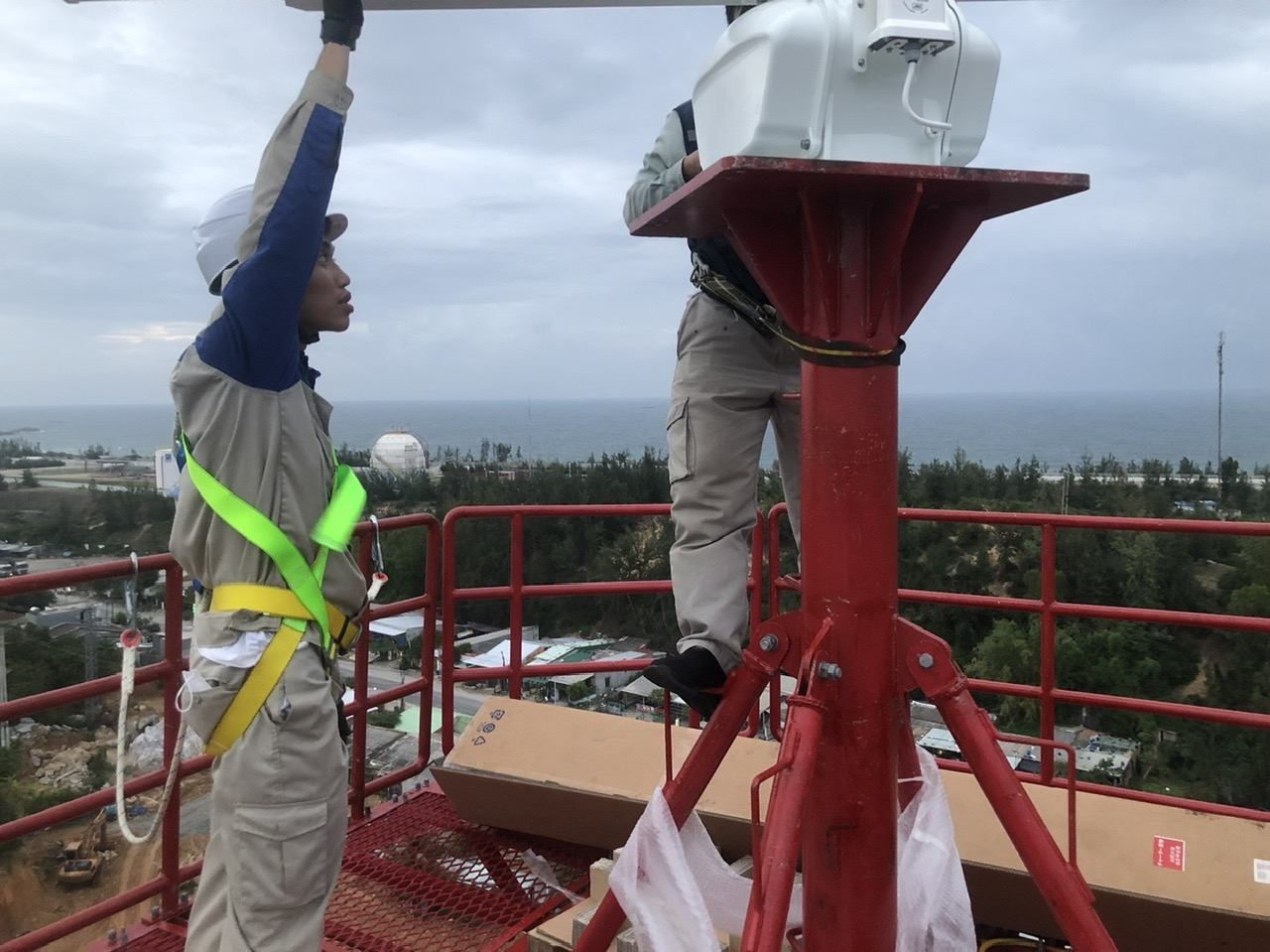 Kỹ sư THMP lắp đặt thiết bị trên đỉnh tháp radar